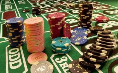 Meja dealer langsung saham togel menampilkan studio HD dengan multi-kamera